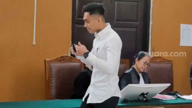 Terdakwa kasus penganiayaan David Ozora, Mario Dandy saat menjalani sidang putusan di Pengadilan Negeri Jakarta Selatan, Jakarta, Kamis (7/9/2023). [Suara.com/Alfian Winanto]