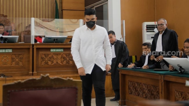 Terdakwa kasus penganiayaan David Ozora, Shane Lukas menangis saat menjalani sidang putusan di Pengadilan Negeri Jakarta Selatan, Jakarta, Kamis (7/9/2023). [Suara.com/Alfian Winanto]