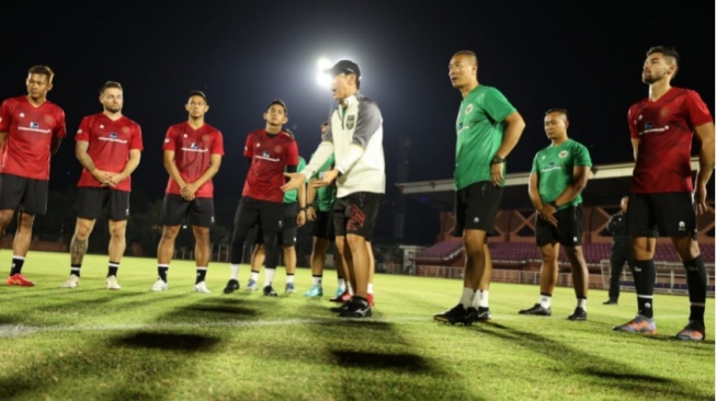 Pelatih Timnas Indonesia, Shin Tae-yong saat memimpin latihan Skuad Garuda, Senin (4/9/2023). (pssi.org)