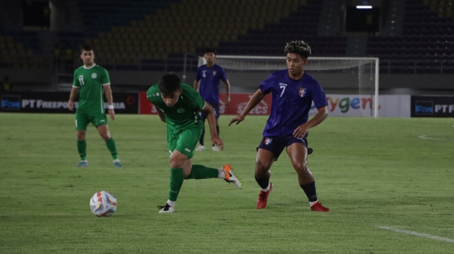 Potret pertandingan Turkmenistan melawan Taiwan di Kualifikasi Piala Asia U-23 2024. (Suara.com/Ronald Seger Prabowo)