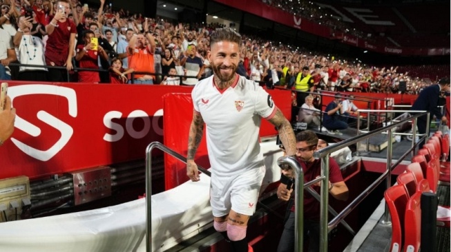 Sergio Ramos saat diperkenalkan sebagai pemain baru Sevilla (Twitter/SevillaFc)