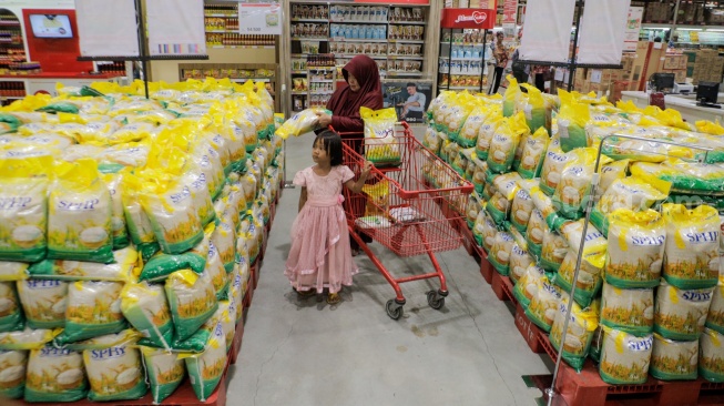 Pengunjung membeli beras Stabilisasi Pasokan dan Harga Pangan (SPHP) di ritel modern, Lotte Grosir Pasar Rebo, Jakarta Timur, Jumat (8/9/2023). [Suara.com/Alfian Winanto]