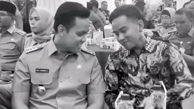 Diisukan Duet untuk Jateng, Lucunya Gibran yang Kasih Gantungan Kunci ke Bupati Kendal Dico Ganinduto