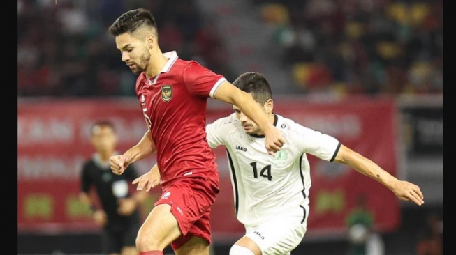 Pemain Timnas Indonesia, Sandy Walsh (kiri) tampil dalam laga FIFA Matchday kontra Turkmenistan di Stadion Gelora Bung Tomo, Surabaya, Jumat (8/9) malam. [dok. PSSI]