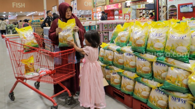 Pengunjung membeli beras Stabilisasi Pasokan dan Harga Pangan (SPHP) di ritel modern, Lotte Grosir Pasar Rebo, Jakarta Timur, Jumat (8/9/2023). [Suara.com/Alfian Winanto]