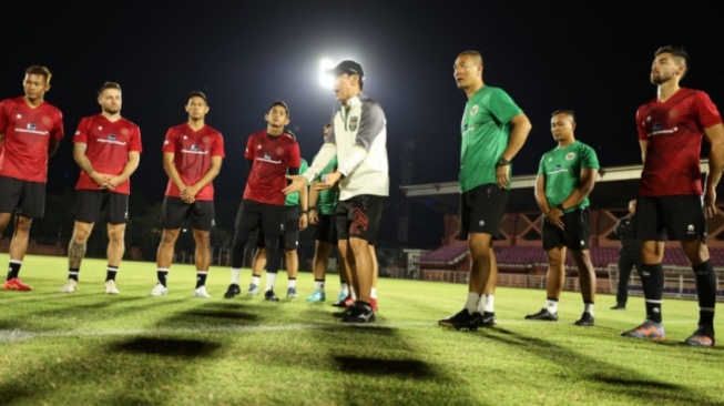 Shin Tae-yong dalam sesi latihan dengan timnas senior persiapan FIFA Matchday (pssi.org)