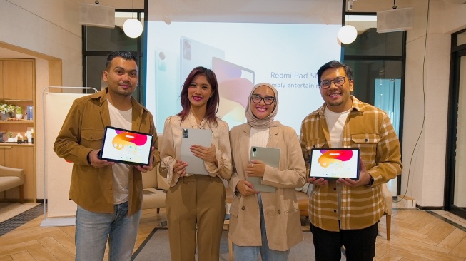 (ki-ka) Panji Pratama, Corporate and Media Relations Lead Xiaomi Indonesia_ Saskhya, Psikologi Keluarga dan Anak_ Syanindita, Influencer_ Rendy Tonggo, Product Marketing Manager Xiaomi Indonesia dalam Talkshow Redmi Pad SE: CIptakan Momen SEru SEkeluarga di Jakarta, Kamis (7/9/2023). [Xiaomi Indonesia]