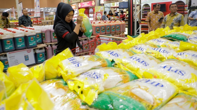 Pengunjung membeli beras Stabilisasi Pasokan dan Harga Pangan (SPHP) di ritel modern, Lotte Grosir Pasar Rebo, Jakarta Timur, Jumat (8/9/2023). [Suara.com/Alfian Winanto]