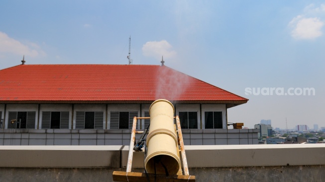 Alat penyemprot kabut udara (water sprayer) terpasang di atap Gedung Kantor Wali Kota Jakarta Pusat, Jumat (8/9/2023). [Suara.com/Alfian Winanto]