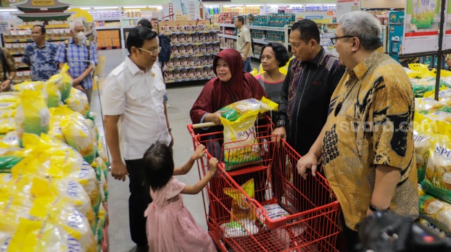 (dari kiri) Kepala Badan Pangan Nasional Arief Prasetyo Adi, Direktur Utama Perum Bulog Budi Waseso, dan Ketua Umum Asosiasi Pengusaha Ritel Indonesia (Aprindo) Roy Nicholas Mandey berbicara dengan pengunjung saat meninjau ketersediaan beras Stabilisasi Pasokan dan Harga Pangan (SPHP) di ritel modern, Lotte Grosir Pasar Rebo, Jakarta Timur, Jumat (8/9/2023). [Suara.com/Alfian Winanto]