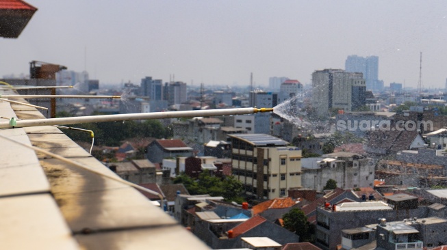 Alat penyemprot kabut udara (water sprayer) terpasang di atap Gedung Kantor Wali Kota Jakarta Pusat, Jumat (8/9/2023). [Suara.com/Alfian Winanto]