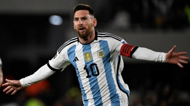 Penyerang Argentina Lionel Messi merayakan golnya ke gawang Ekuador pada pertandingan sepak bola kualifikasi Amerika Selatan Piala Dunia FIFA 2026, di stadion Mas Monumental di Buenos Aires, pada 7 September 2023. Luis ROBAYO / AFP