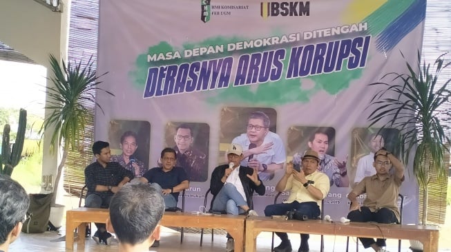 Heran Dilempar Botol Saat Diskusi Kebangsaan di Sleman, Refly Harun Pertimbangkan untuk Laporkan Pelaku ke Polisi