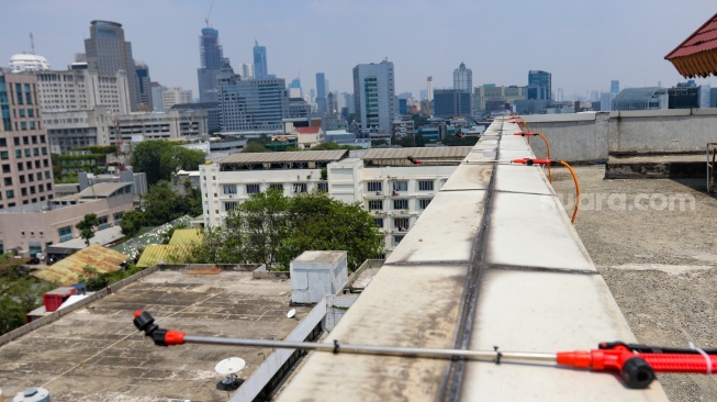 Alat penyemprot kabut udara (water sprayer) terpasang di atap Gedung Kantor Wali Kota Jakarta Pusat, Jumat (8/9/2023). [Suara.com/Alfian Winanto]