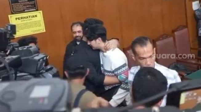 Ammar Zoni langsung memeluk sang adik, Aditya Zoni usai dituntut hukuman penjara satu tahun di Pengadilan Negeri Jakarta Selatan, Jumat (8/9/2023). [Tiara Rosana/Suara.com]