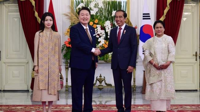 Presiden Joko Widodo atau Jokowi dan Iriana Jokowi menerima kunjungan resmi Presiden Republik Korea Yoon Suk Yeol sang istri, Kim Keon Hee di Istana Merdeka, Jakarta, Jumat (8/9/2023). (Lukas - Biro Pers Sekretariat Presiden)