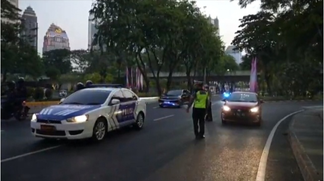 Viral Mobil Polisi Terobos Jalan yang Dilewati Rombongan KTT ASEAN