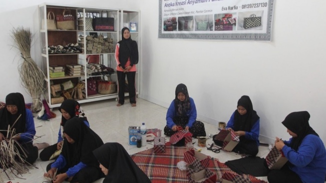 350 Perempuan di Desa Pantai Cermin Kanan Jadi Perajin Anyaman Pandan