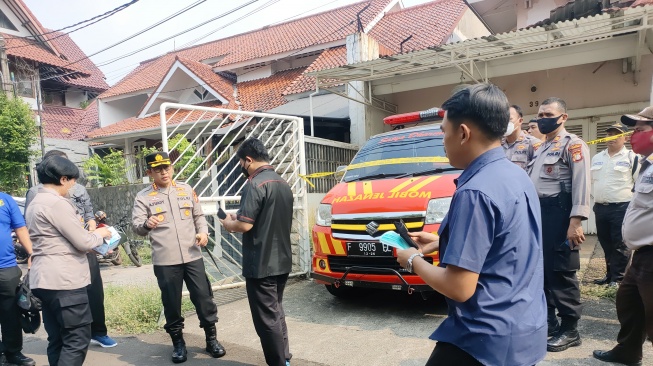 Kapolres Metro Depok saat mendatangi kediaman korban meninggal di Cinere, Depok. [Rubiakto/Suarabogor]