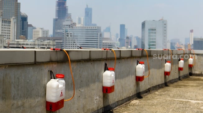 Alat penyemprot kabut udara (water sprayer) terpasang di atap Gedung Kantor Wali Kota Jakarta Pusat, Jumat (8/9/2023). [Suara.com/Alfian Winanto]