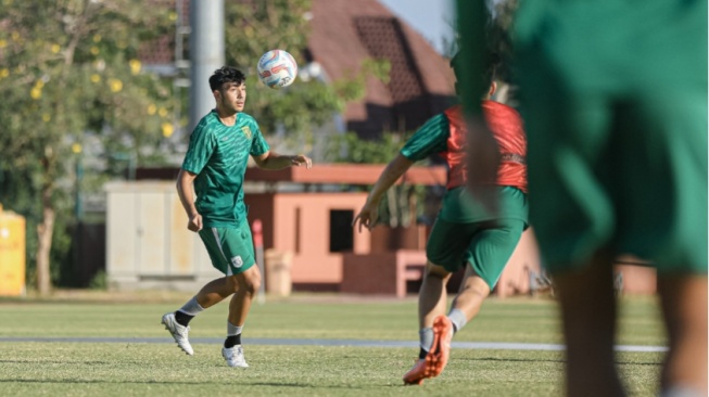 George Brown (kiri) saat sesi latihan bersama Tim Sejawat Surabaya.  (persebaya.id)