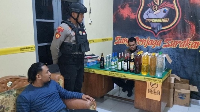 Jual Miras, Rumah Warga Pajang Digerebek Tim Sparta Polresta Solo, Puluhan Miras Disita