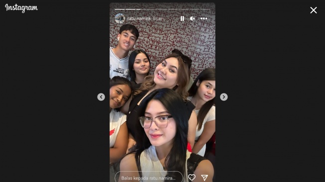Rafael Struick bersama para cewek cantik, salah satunya Ratu Namira. [Instagram]