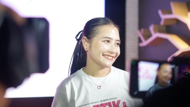 Kumpulan Puisi Cinta Prilly Latuconsina Diangkat Jadi Serial Drama Berjudul 5 Detik & Rasa Rindu