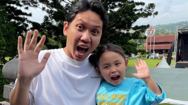 Shabira Alula Tanya Asal-usul Nama Allah, Jawaban Ustaz Dennis Lim Bikin Anak Kecil Bingung?