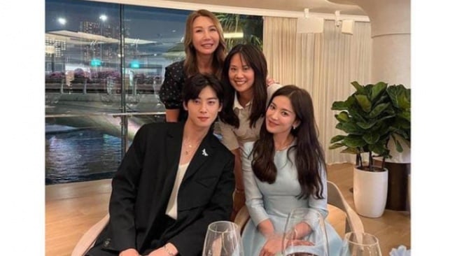 Adu Visual, Cha Eun Woo dan Song Hye Kyo Foto Bareng