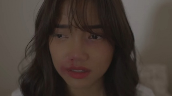 8 Potret Fuji Jadi Model Video Klip, Mukanya Bonyok Jadi Perempuan Tersakiti