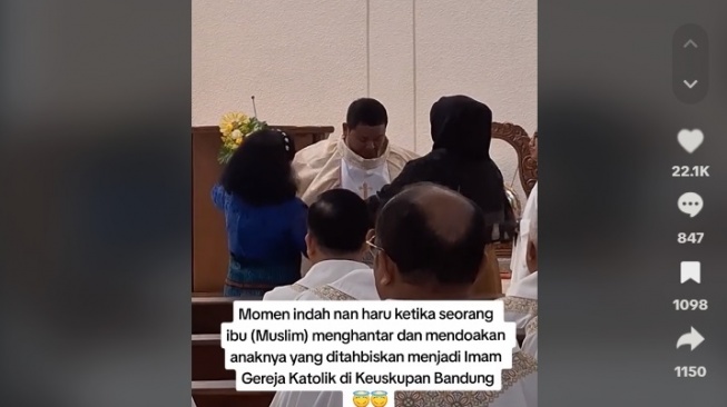 Penuh Haru, Momen Ibu Muslim Antar Anak Jadi Imam Gereja Katolik di Keuskupan Bandung Viral