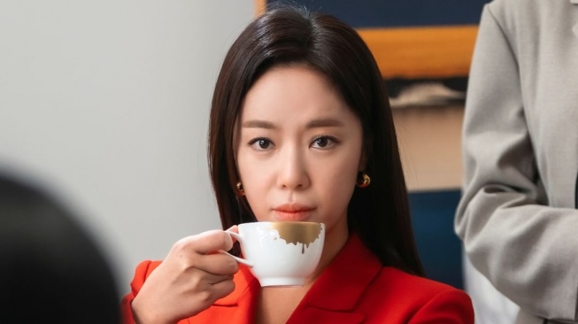 Pesona Hwang Jung Eum di The Escape of the Seven (Instagram/@sbsdrama.official)
