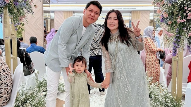 Shabira Alula alias Lala bersama kedua orangtuanya. [Instagram]