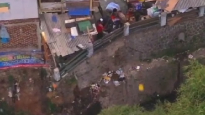 Buntut Viral Aksi Buang Sampah ke Sungai Citopeng, Dua Pemuda Terancam Denda Rp50 Juta