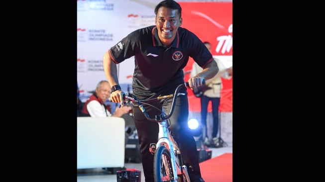 Atlet BMX I Gusti Bagus Saputra berpose saat peluncuran seragam Ofisial Tim Indonesia untuk Asian Games 2022 di Kantor Komite Olimpiade Indonesia (KOI) di Jakarta, Sabtu (9/9/2023). [ANTARA FOTO/M Risyal Hidayat/Spt]