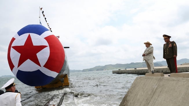 Pemimpin Korea Utara Kim Jong Un menghadiri upacara peluncuran kapal selam nuklir taktis baru di Korea Utara, Jumat (8/9/2023). [KCNA VIA KNS/AFP]