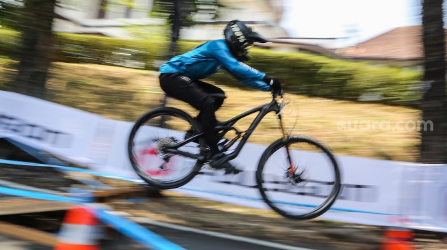 Pembalap sepeda melaju saat berusaha melewati lintasan dalam kejuaraan Gajahmungkur Ultimate Urban Downhill 2023 di Bendungan, Semarang, Jawa Tengah, Minggu (10/9/2023). [ANTARA FOTO/Makna Zaezar/YU]