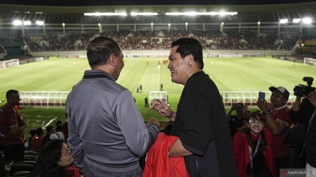 Ketum PSSI Erick Thohir (kanan) berbincang dengan Waketum PSSI Zainudin Amali (kiri) usai menyaksikan pertandingan kualifikasi Piala Asia U-23 AFC 2024 antara Indonesia melawan Chinese Taipei di Stadion Manahan, Solo, Jawa Tengah, Sabtu (9/9/2023). ANTARA FOTO/Dhemas Reviyanto/YU