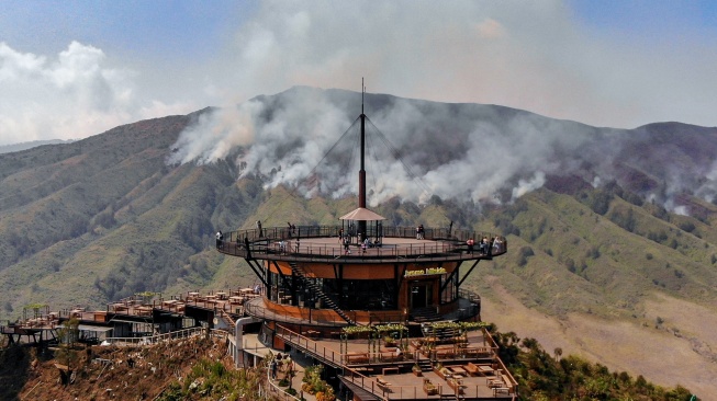 Api membakar hutan dan lahan (karhutla) kawasan Gunung Bromo terlihat di Pos Jemplang, Malang, Jawa Timur, Sabtu (9/9/2023). [ANTARA FOTO/Muhammad Mada/Spt]