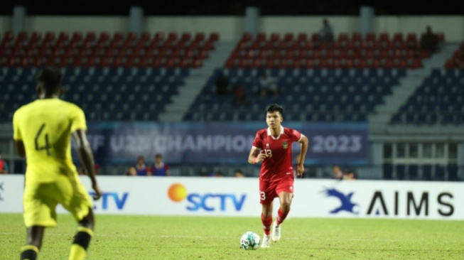 Kadek Arel Saat Melakoni Laga Kontra Malaysia di Ajang AFF Cup U-23 2023 di Thailand pada bulan Agustus Kemarin. (baliutd.com)