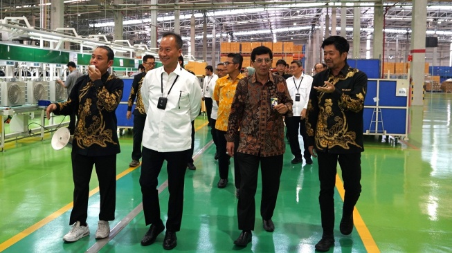 Menteri Perindustrian Republik Indonesia (Menperin), Agus Gumiwang Kartasasmita melakukan kunjungan ke pabrik PT Sharp Electronics Indonesia. [Sharp Electronics Indonesia]