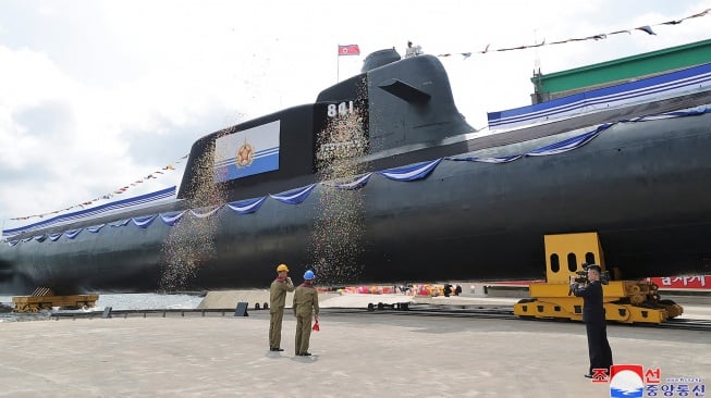 Upacara peresmian kapal selam nuklir taktis baru di Korea Utara, Jumat (8/9/2023). [KCNA VIA KNS/AFP]
