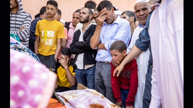 Warga berduka di depan jenazah korban gempa di Moulay Brahim, provinsi Al Haouz, Maroko, Sabtu (9/9/2023). [FADEL SENNA / AFP]