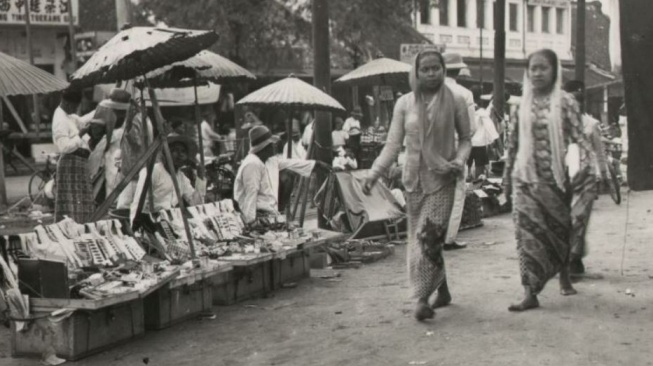 Foto jadul pasar di Jakarta tahun 1930-an. (Leiden University Libraries)