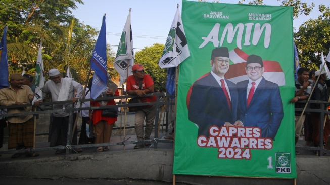 Warga menunggu kedatangan Bacapres Anies Baswedan dan Bacawapres Muhaimin Iskandar di sekitar kawasan Makam Sunan Ampel di Surabaya, Jawa Timur, Sabtu (9/9/2023). [ANTARA FOTO/Moch Asim/Spt]