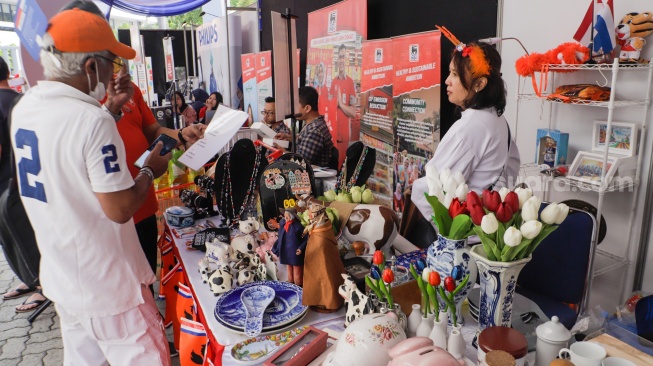 Pengunjung melihat kerajinan saat acara Pasar Belanda di Kompleks Erasmus Huis, Jakarta, Minggu (10/9/2023). [Suara.com/Alfian Winanto]