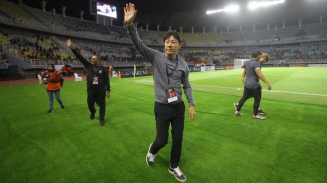 Pelatih Timnas Indonesia Shin Tae-yong (tengah) melambaikan tangan kepada para suporter usai pertandingan persahabatan FIFA Matchday antara Timnas Indonesia melawan Timnas Turkmenistan di Stadion Gelora Bung Tomo, Surabaya, Jawa Timur, Jumat (8/9/2023). ANTARA FOTO/Moch Asim/nym. (ANTARA FOTO/MOCH ASIM)