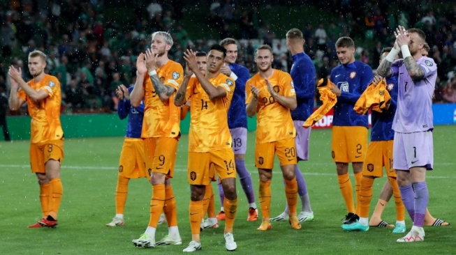 Para pemain timnas Belanda bertepuk tangan kepada para penggemar usai pertandingan ke-6 Grup B kualifikasi EURO 2024 antara Republik Irlandia vs Belanda di Stadion Aviva di Dublin, Irlandia pada 10 September 2023.PAULUS IMAN / AFP.