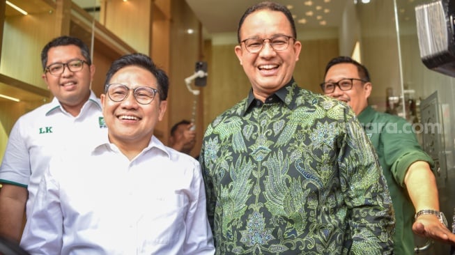 Ketua Umum Partai Kebangkitan Bangsa (PKB) Muhaimin Iskandar menyambut kedatangan bakal Calon Presiden dari koalisi Perubahan untuk Persatuan (KPP) Anies Baswedan saat berkunjung ke DPP PKB, Jakarta, Senin (11/9/2023). [Suara.com/Alfian Winanto]